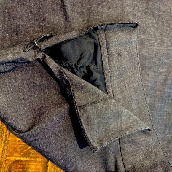 LOFT Ann Taylor Loft Dark Blue
Chambray Skirt Size 10. Pockets and size zip. - Picture 9 of 10